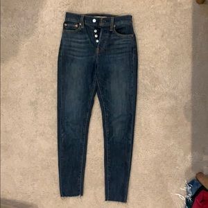 Levi’a wedgie skinny with raw hem